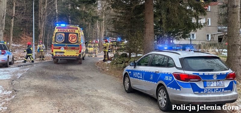 policjanci-z-karpacza-ryzykowali-zyciem-ratujac-osiem-osob-z-ponacego-budynku-137222