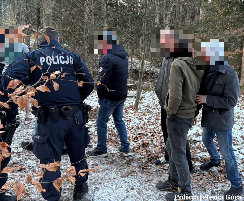 policjanci-z-karpacza-ryzykowali-zyciem-ratujac-osiem-osob-z-ponacego-budynku-137222