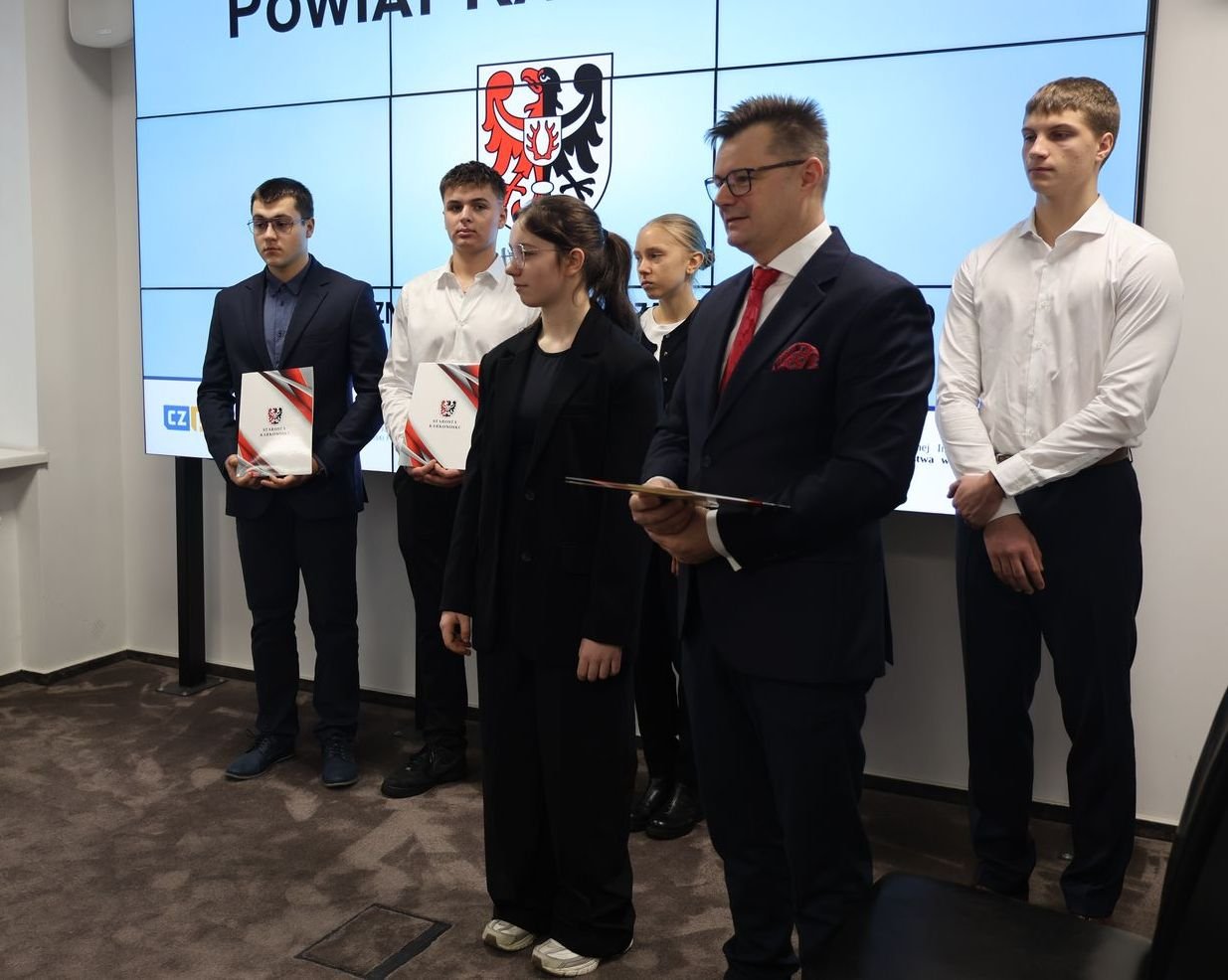 powiat-nagradza-najlepszych-uczniow-137335