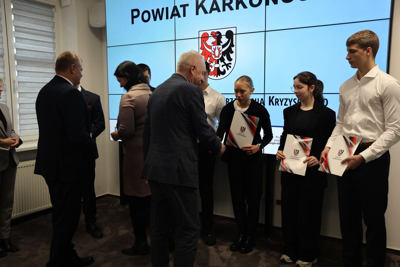 powiat-nagradza-najlepszych-uczniow-137335