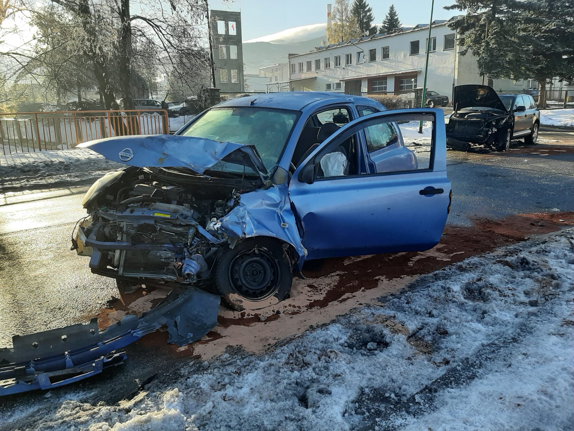 rozbite-auta-po-mocnym-dzwonie-137407