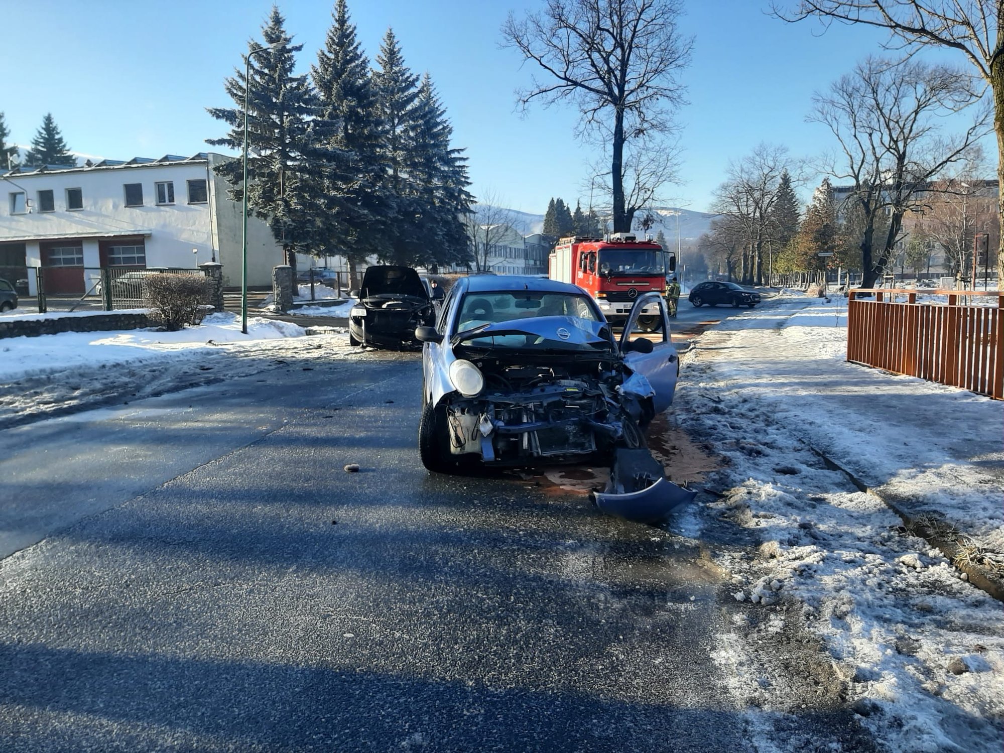 rozbite-auta-po-mocnym-dzwonie-137407