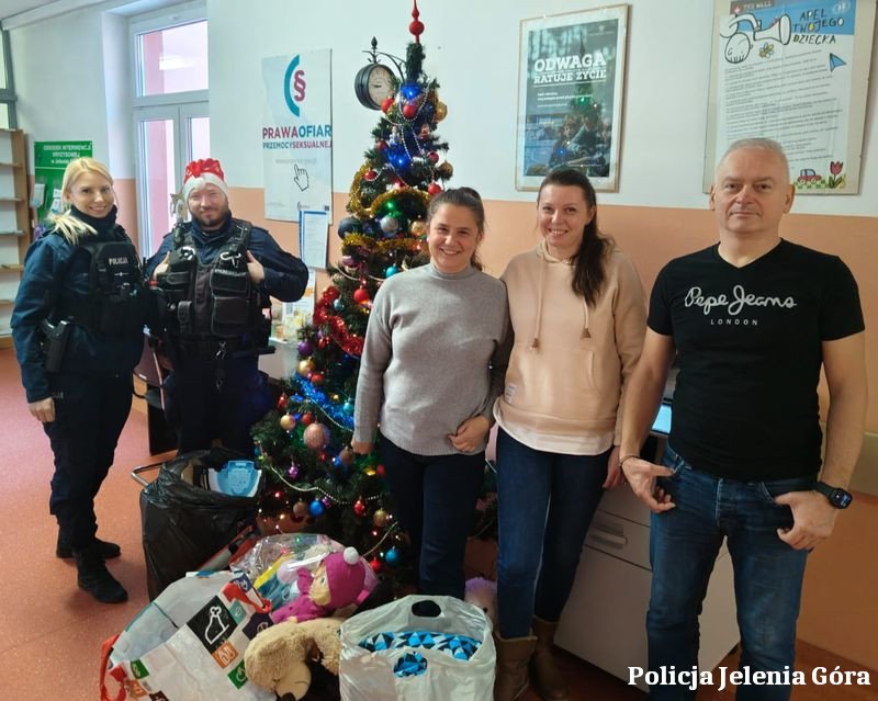 swiateczne-prezenty-od-jeleniogorskich-policjantow-137484