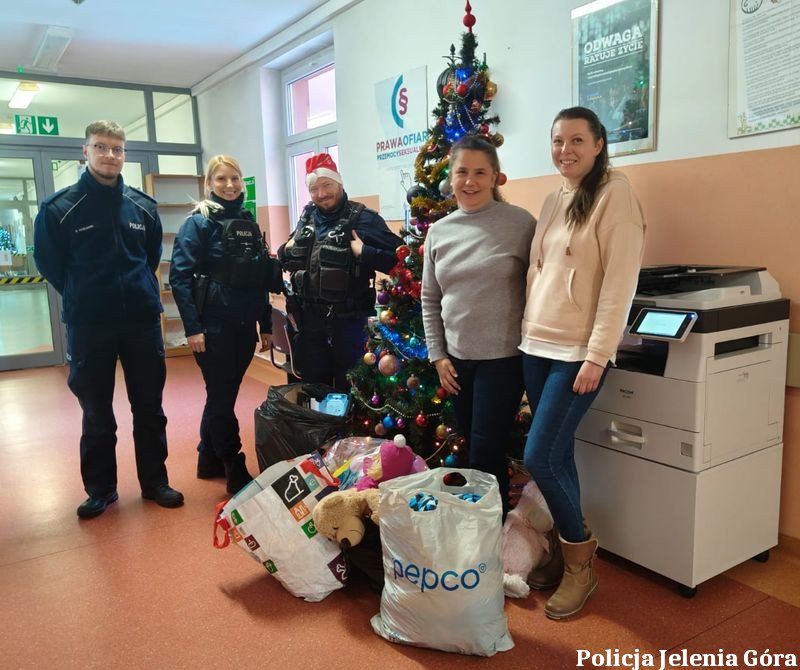 swiateczne-prezenty-od-jeleniogorskich-policjantow-137484