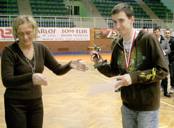 Miłosz Kruszelnicki (po prawej) – król strzelców imprezy.