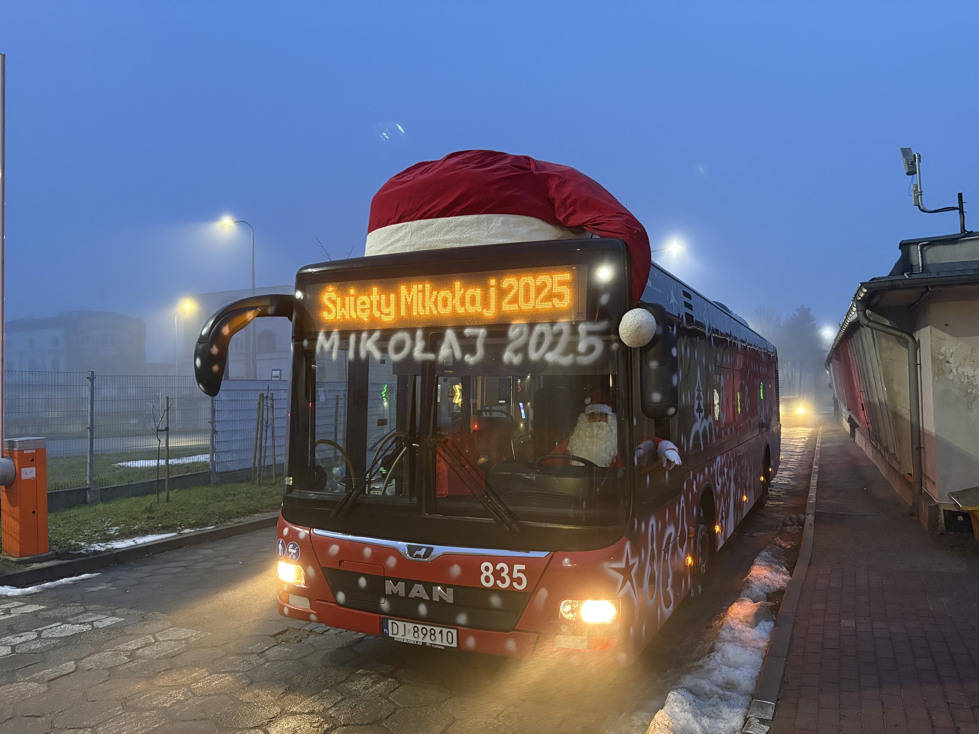 mikoaj-jezdzi-autobusem-137502