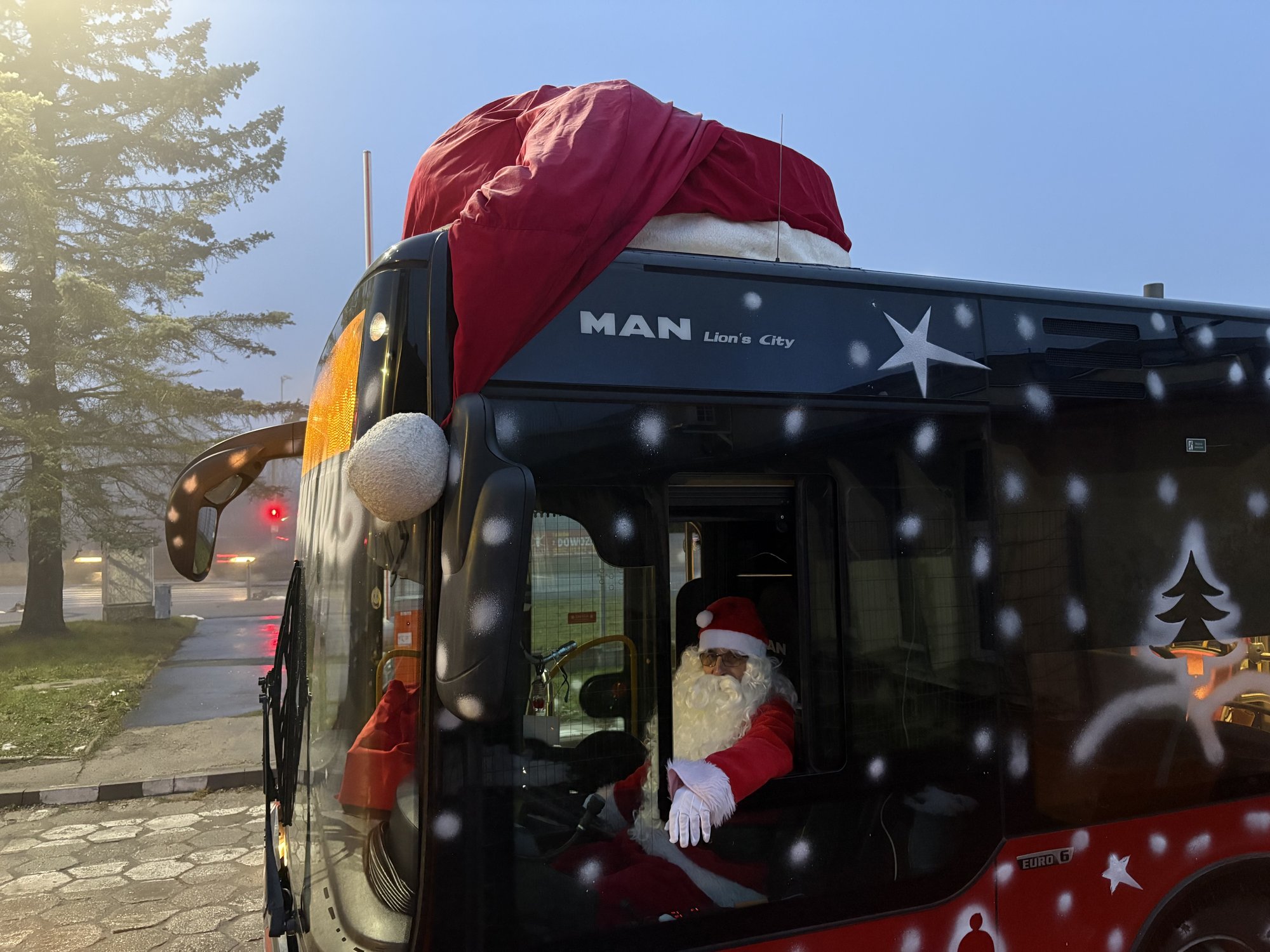 mikoaj-jezdzi-autobusem-137502