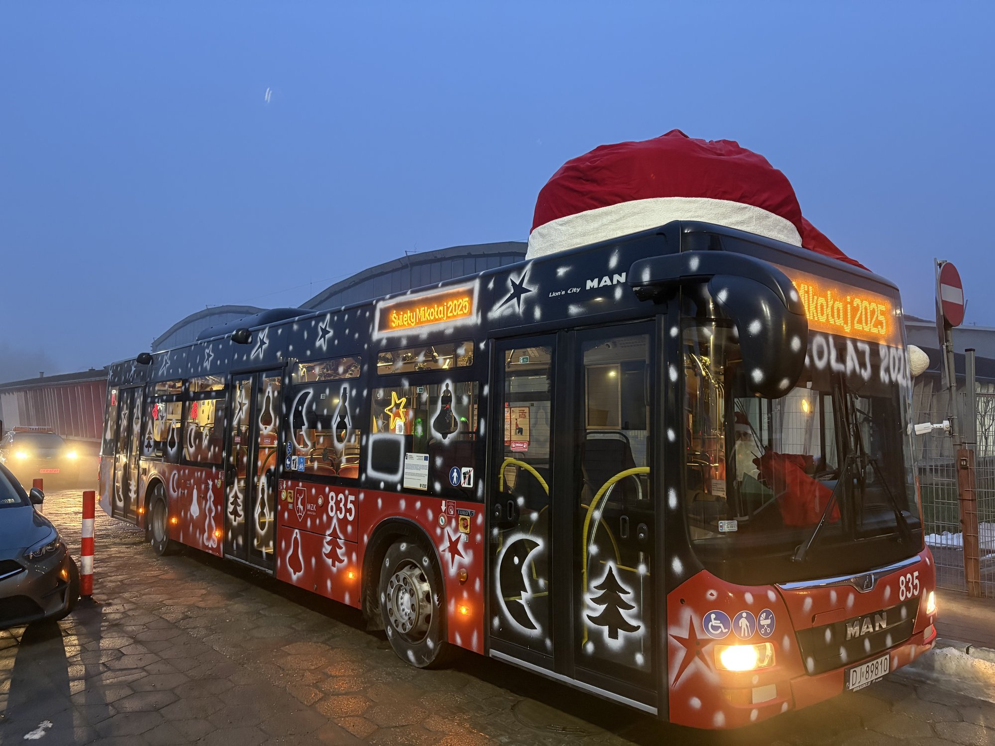 mikoaj-jezdzi-autobusem-137502