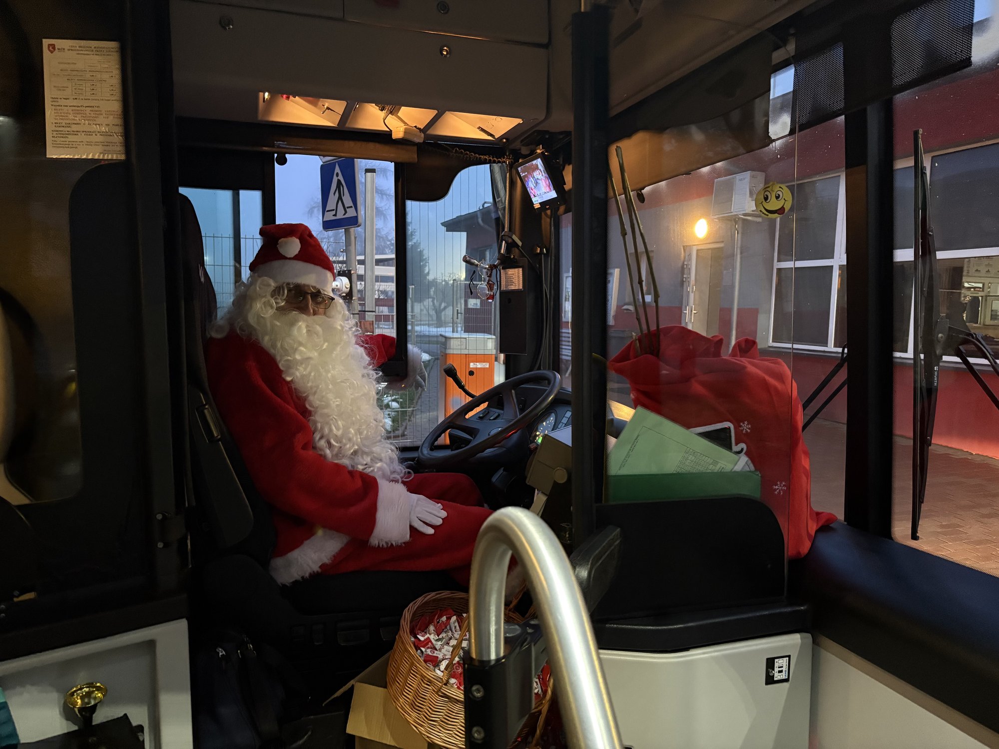mikoaj-jezdzi-autobusem-137502