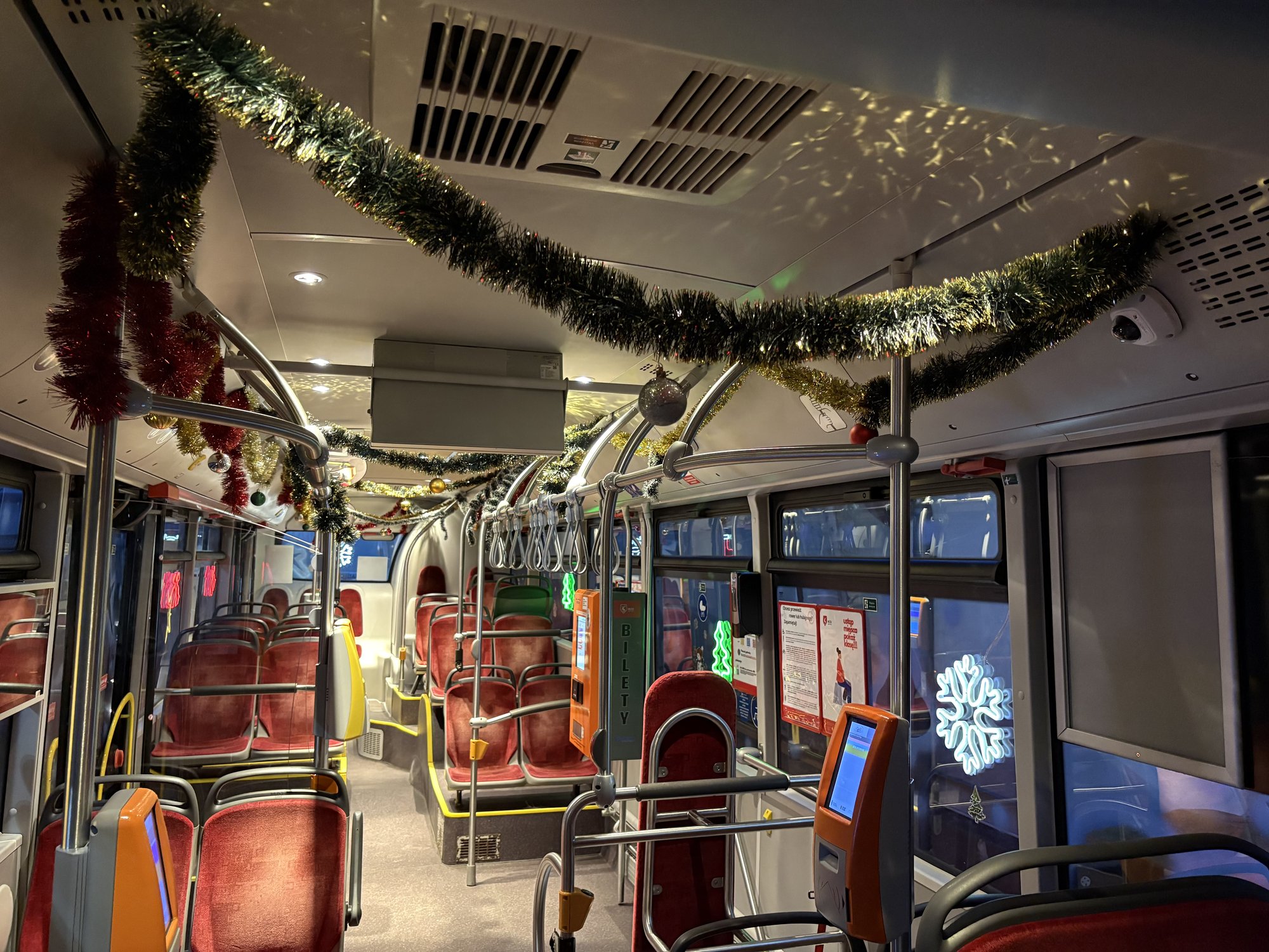 mikoaj-jezdzi-autobusem-137502