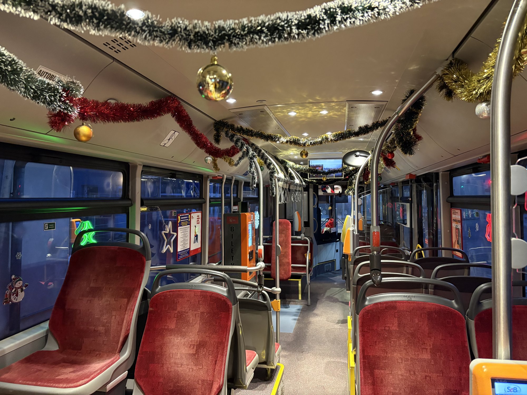 mikoaj-jezdzi-autobusem-137502