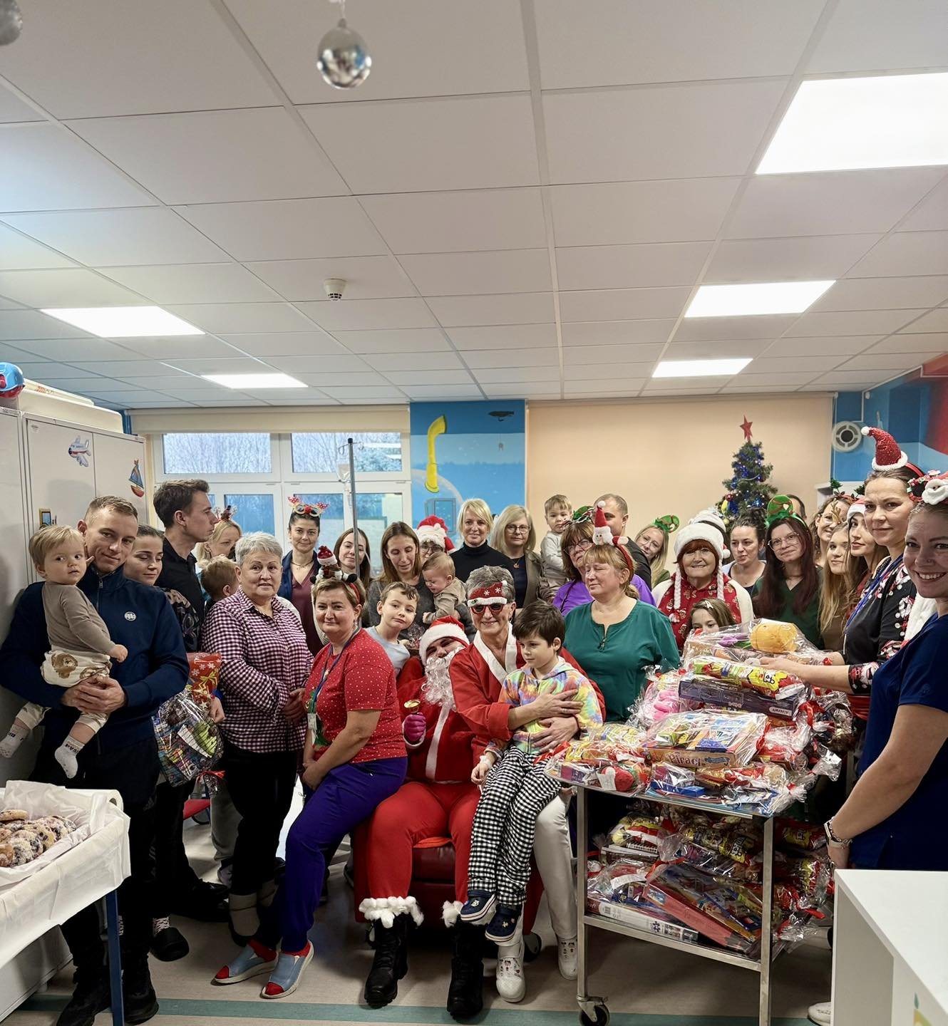 mikoaj-odwiedzi-w-szpitalu-chore-dzieci-137509