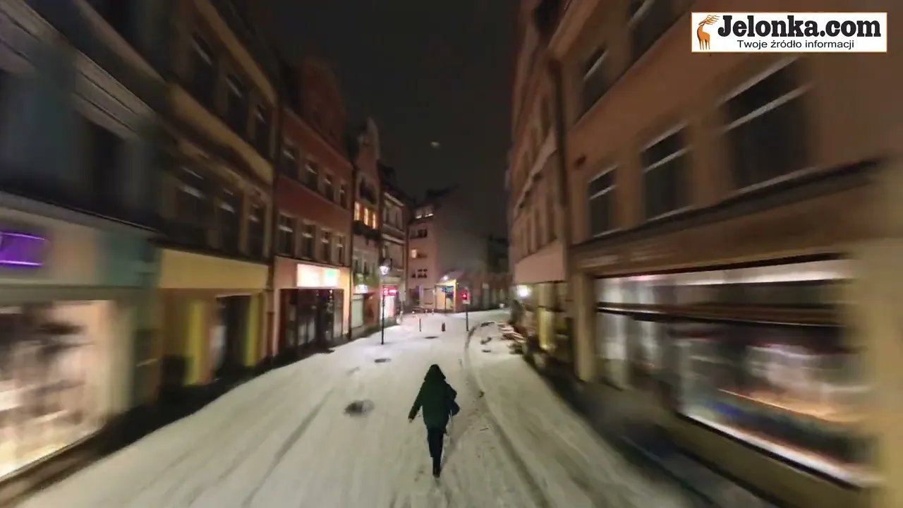blask-w-centrum-jeleniej-gory-po-zmroku-137584