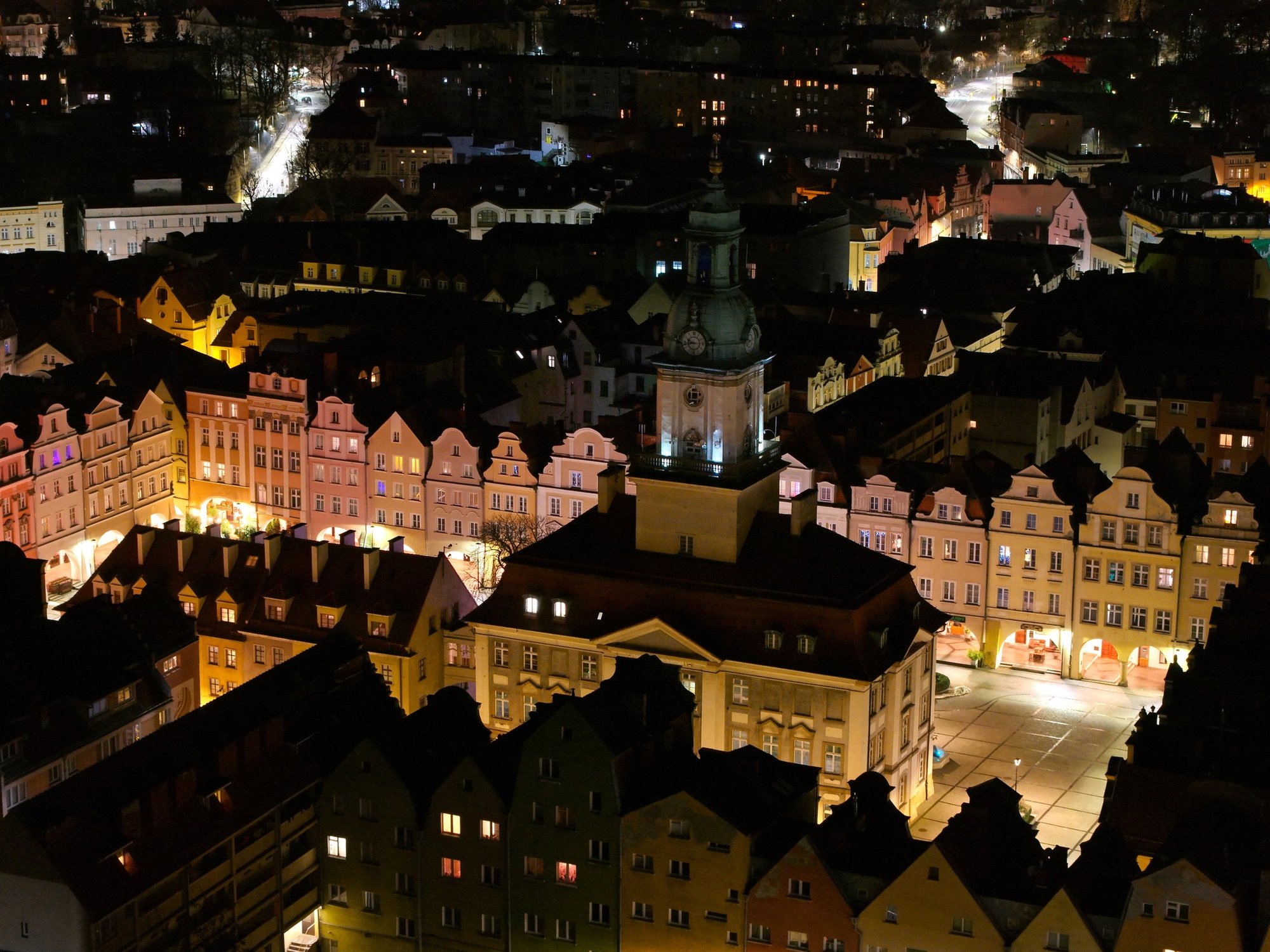 blask-w-centrum-jeleniej-gory-po-zmroku-137584
