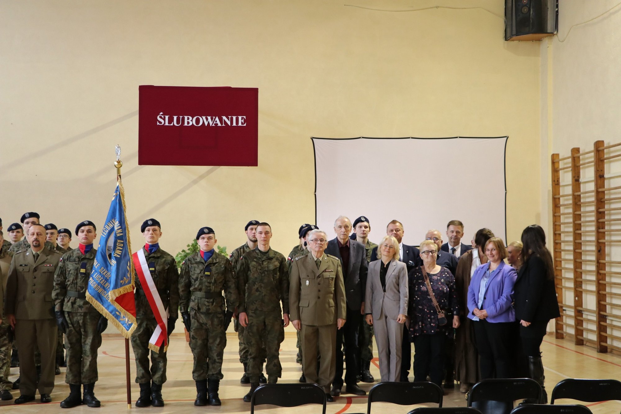 slubowanie-uczniow-w-mundurach-137655