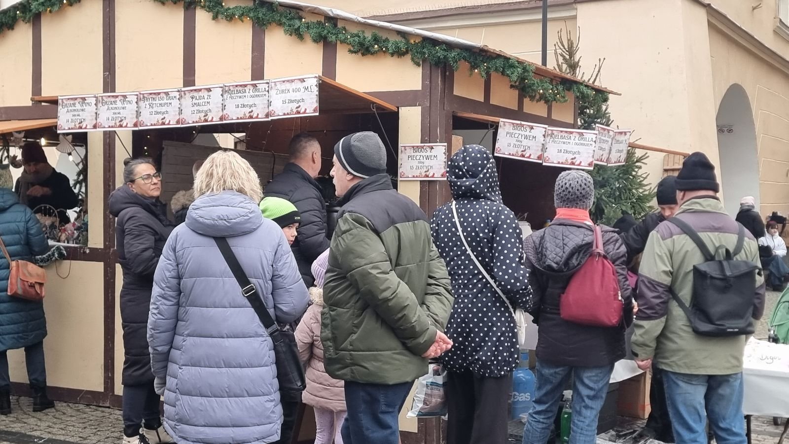 swiateczne-tumy-na-placu-ratuszowym-137669