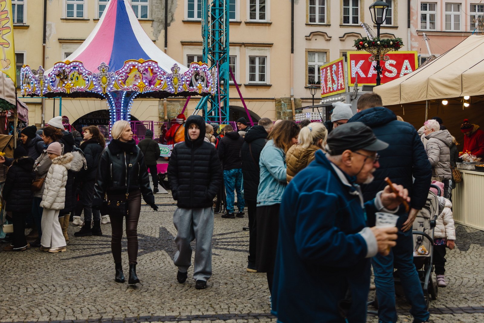 swiateczne-tumy-na-placu-ratuszowym-137669