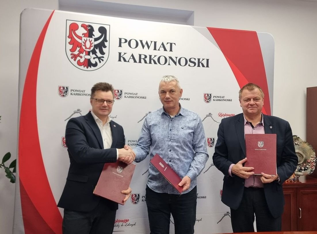 umowa-podpisana-powiat-przebuduje-boisko-137715