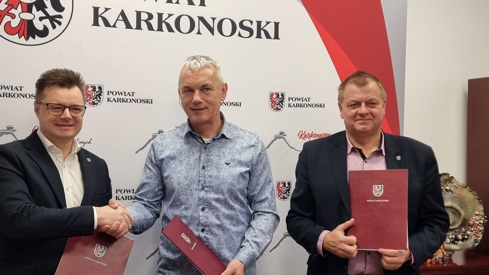 umowa-podpisana-powiat-przebuduje-boisko-137715