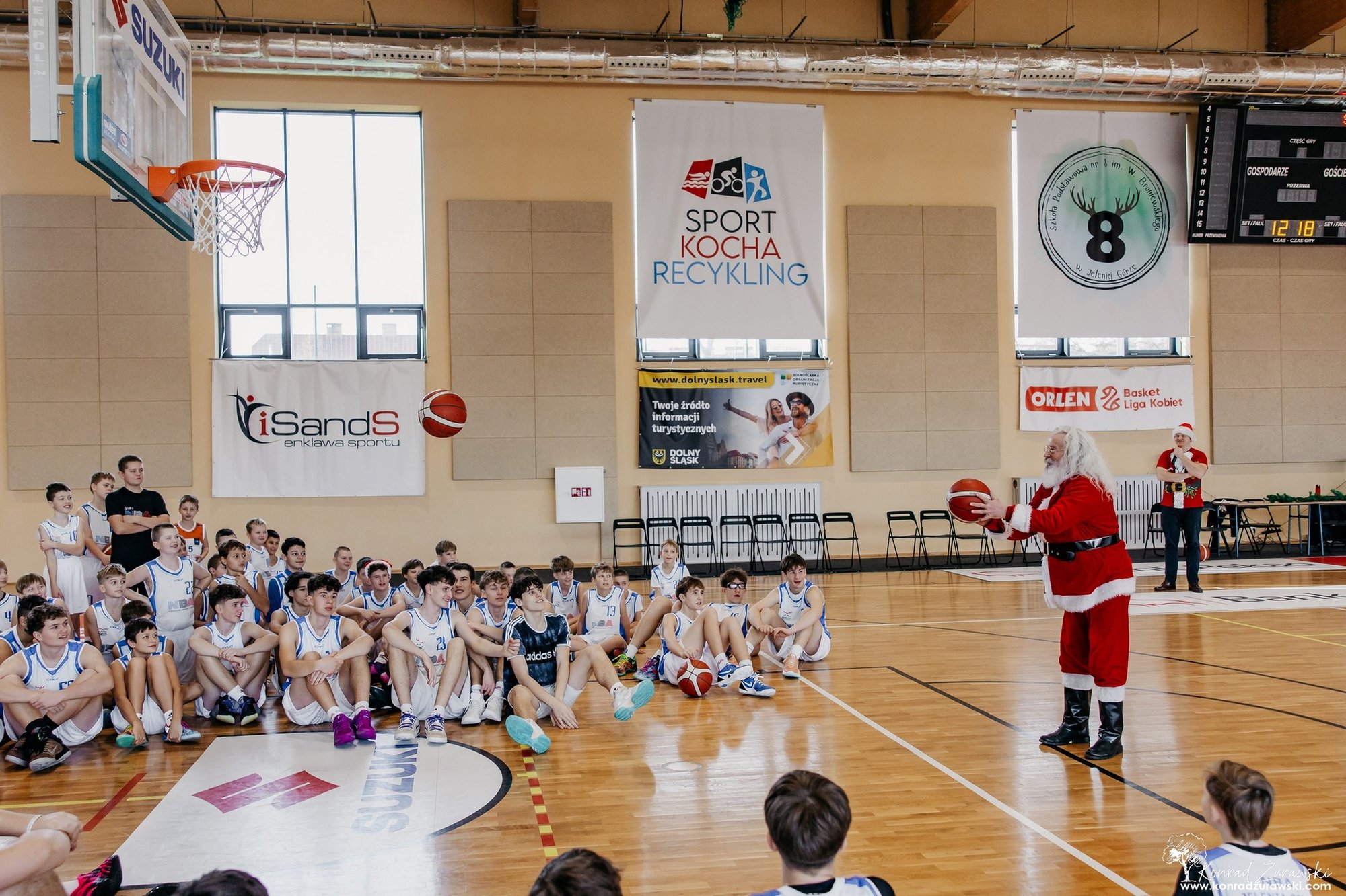 rodem-z-nba-swiety-mikoaj-rzuca-do-kosza-137735