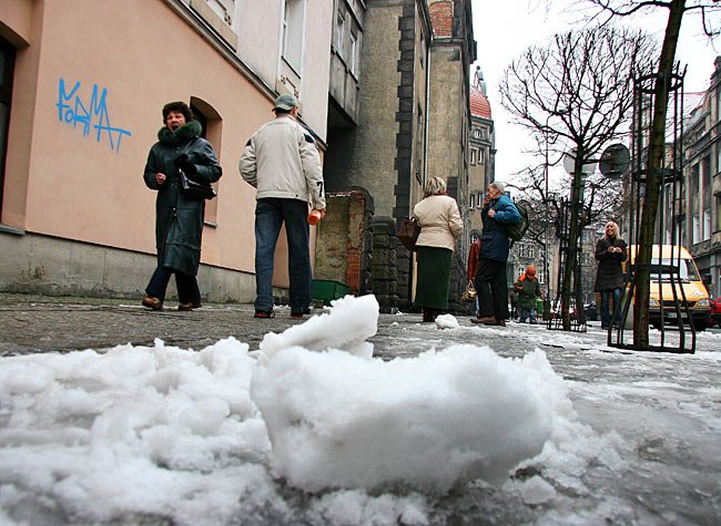 Ulica Pocztowa po godz. 12. Chodnik oczyszczony po nocnych opadach śniegu.