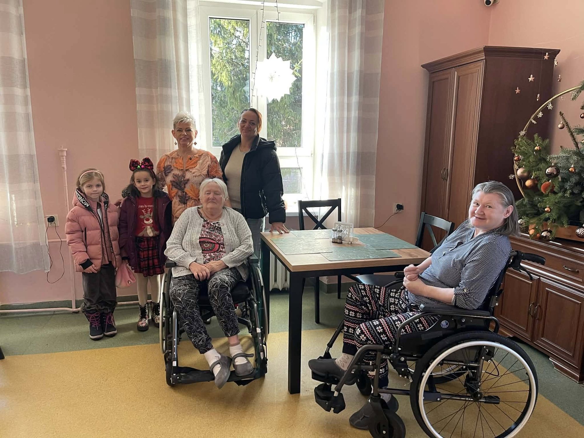 przedszkolaki-niosy-seniorom-swiateczna-radosc-137904