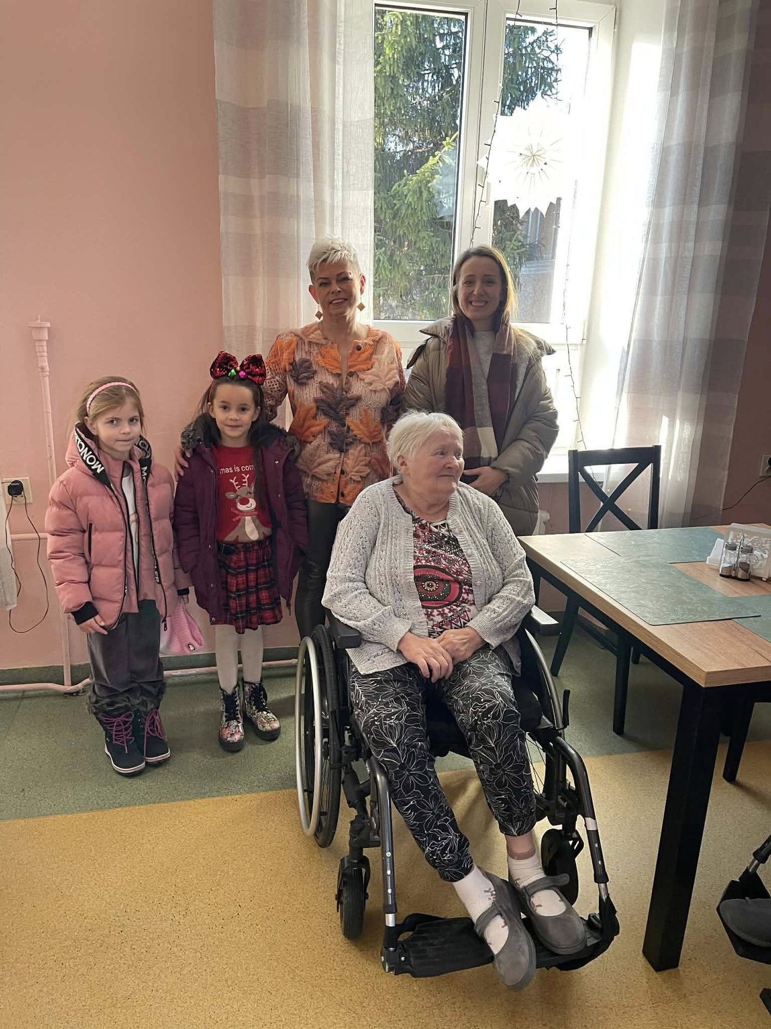 przedszkolaki-niosy-seniorom-swiateczna-radosc-137904