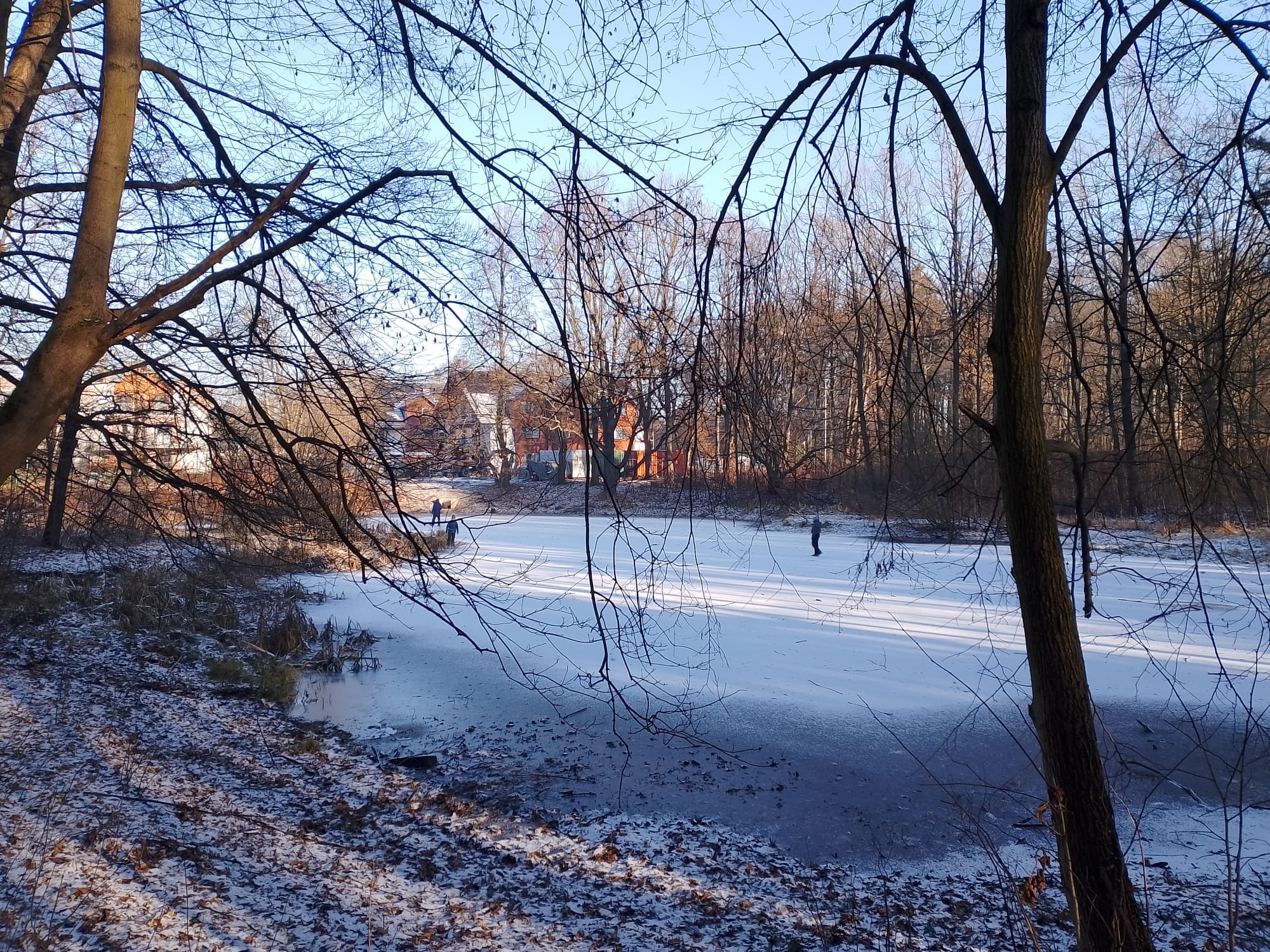 rodzice-z-dzieckiem-na-stawie-w-parku-paulinum-137935