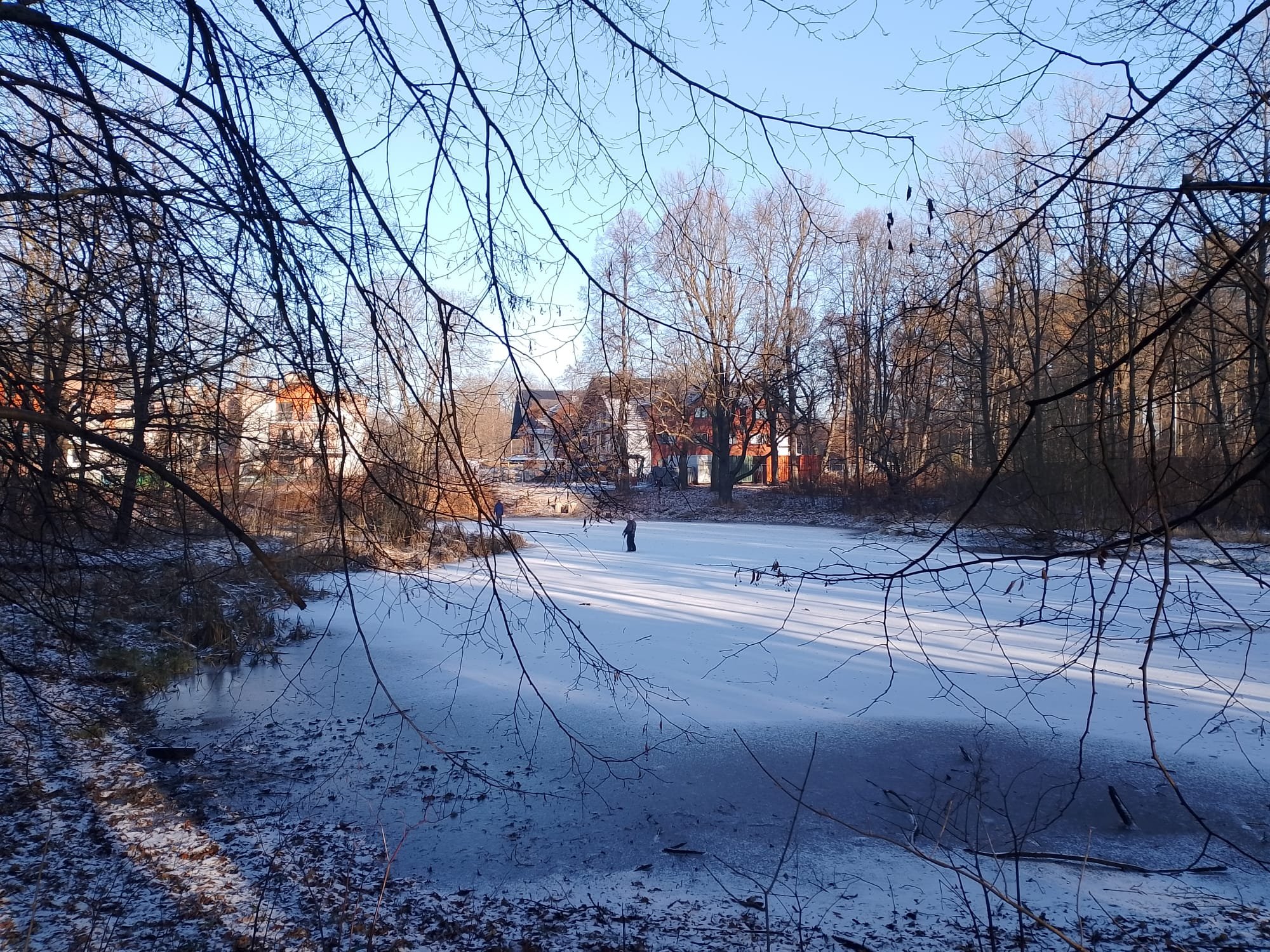 rodzice-z-dzieckiem-na-stawie-w-parku-paulinum-137935