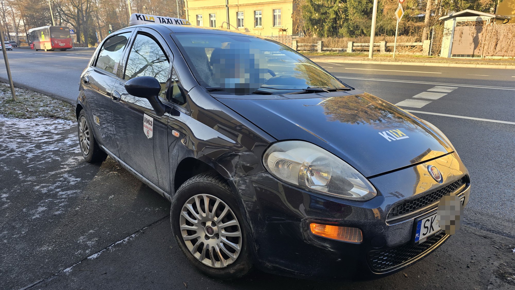 taksowka-uszkodzona-137968