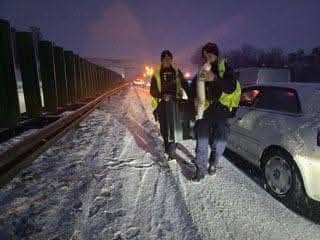 policjanci-pomagaja-na-autostradzie-a4-138048