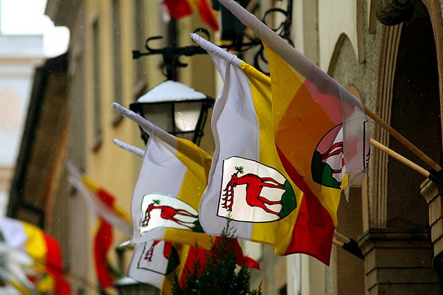 Na placu Ratuszowym zawisły flagi Jeleniej Góry.
