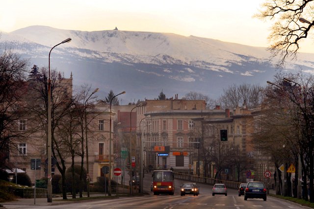 Z perspektywy ulicy Wolności Karkonosze wyglądają malowniczo. Ale na szlakach jest bardzo groźnie.