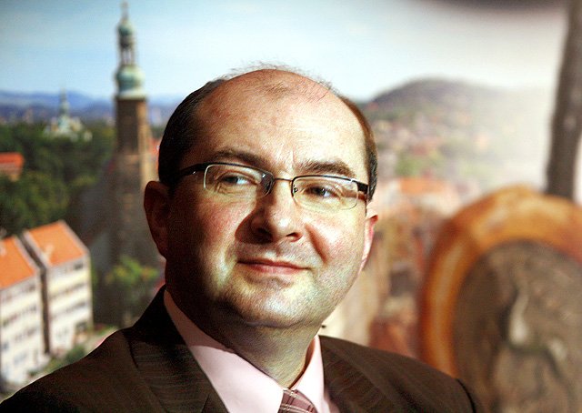 Marek Obrębalski zdecyduje o tym, o ile więcej dostaną pracownicy urzędu.