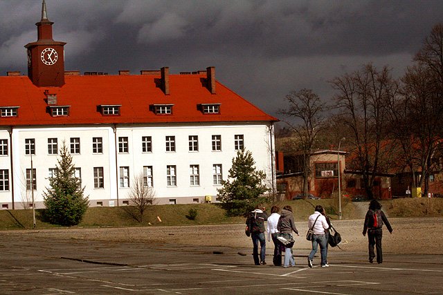 ciemne-sprawki-w-dawnych-koszarach-13993