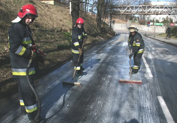 slisko-na-karola-miarki-rozlaa-sie-farba-14030