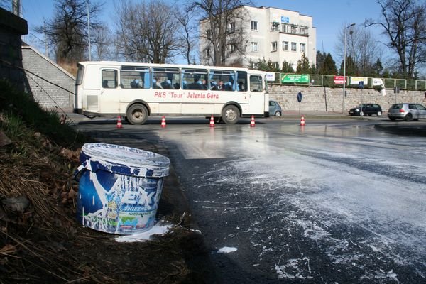 slisko-na-karola-miarki-rozlaa-sie-farba-14030