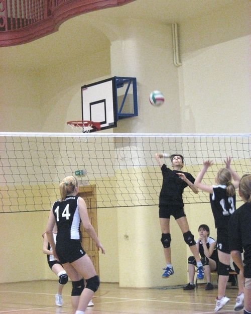 dziewczeta-z-uks-najlepsze-pod-siatka-14040
