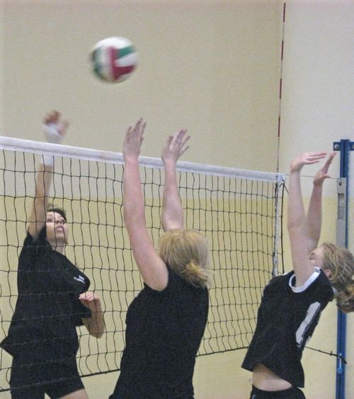 dziewczeta-z-uks-najlepsze-pod-siatka-14040