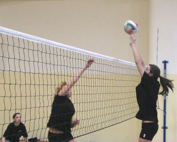 dziewczeta-z-uks-najlepsze-pod-siatka-14040