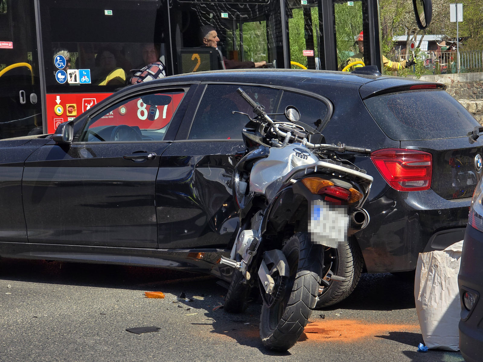 Zderzenie motocykla z BMW na ul. Wolności. Motocyklista trafił do szpitala