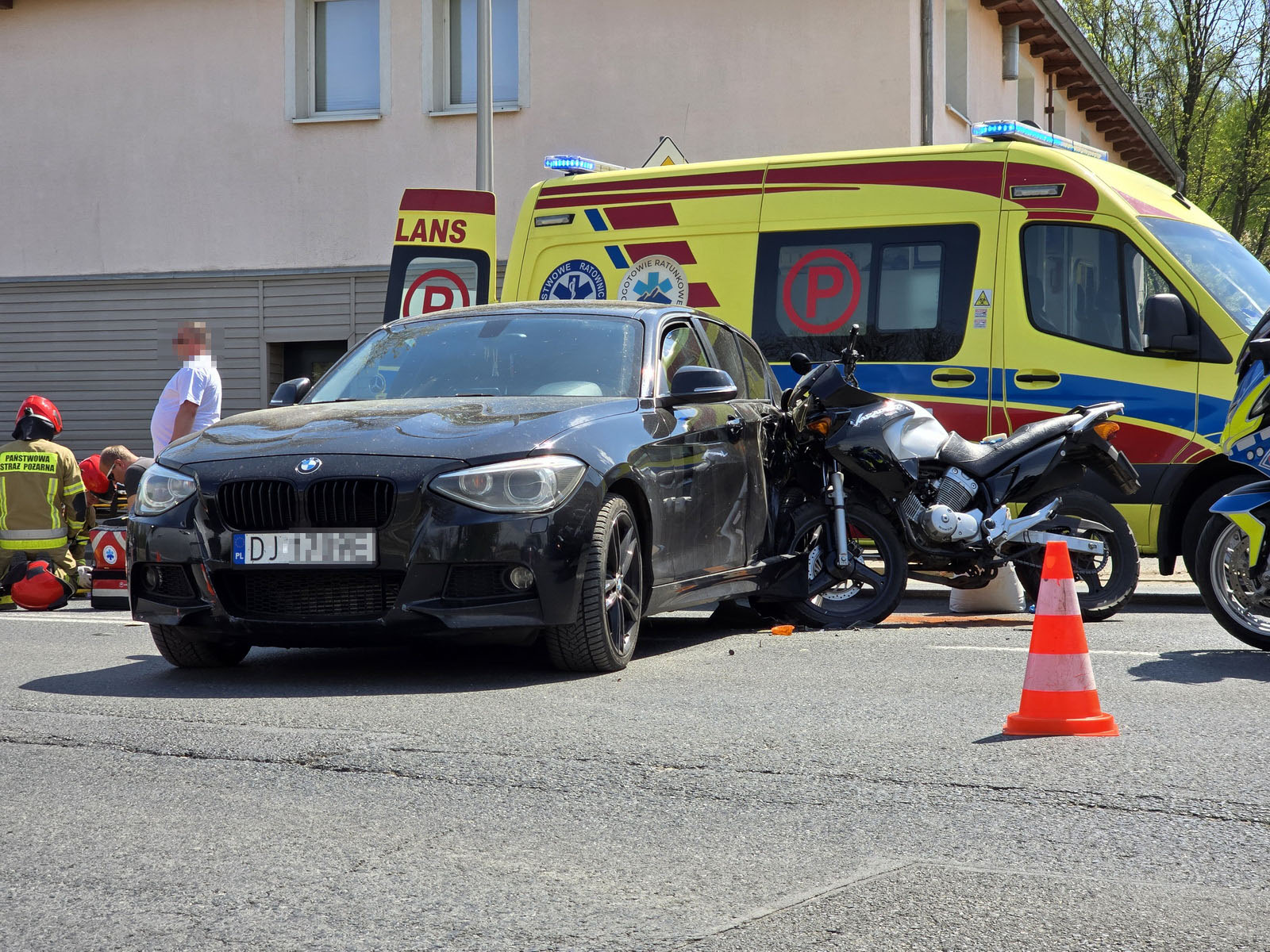 Zderzenie motocykla z BMW na ul. Wolności. Motocyklista trafił do szpitala