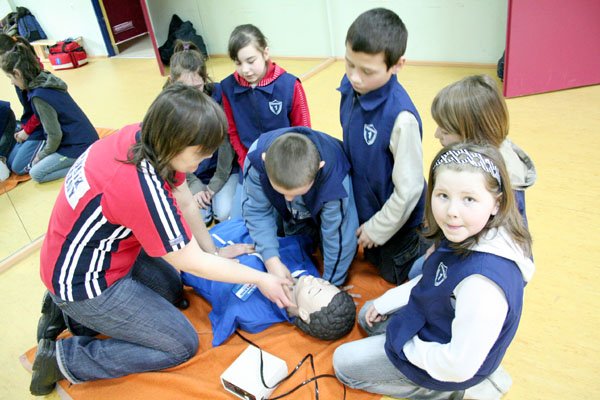 dzieci-pospiesza-z-pomoca-14082