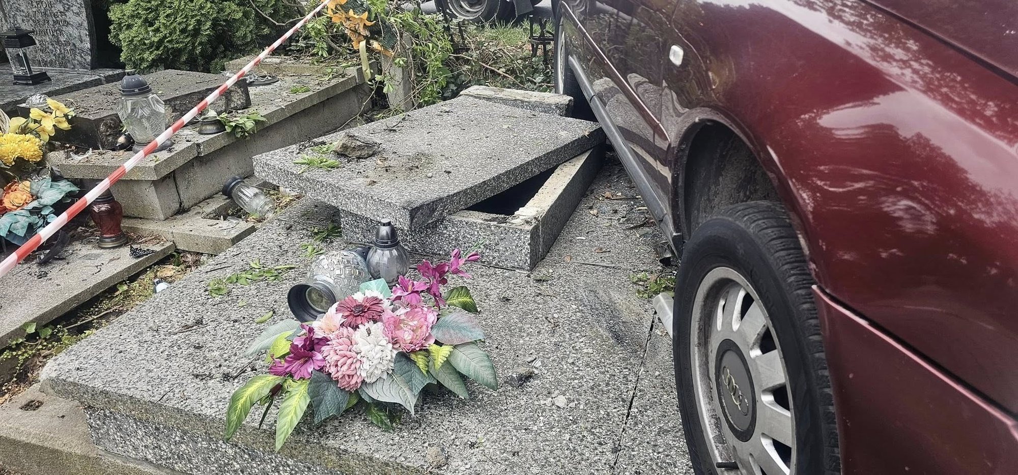 Wjechał autem prosto na cmentarz