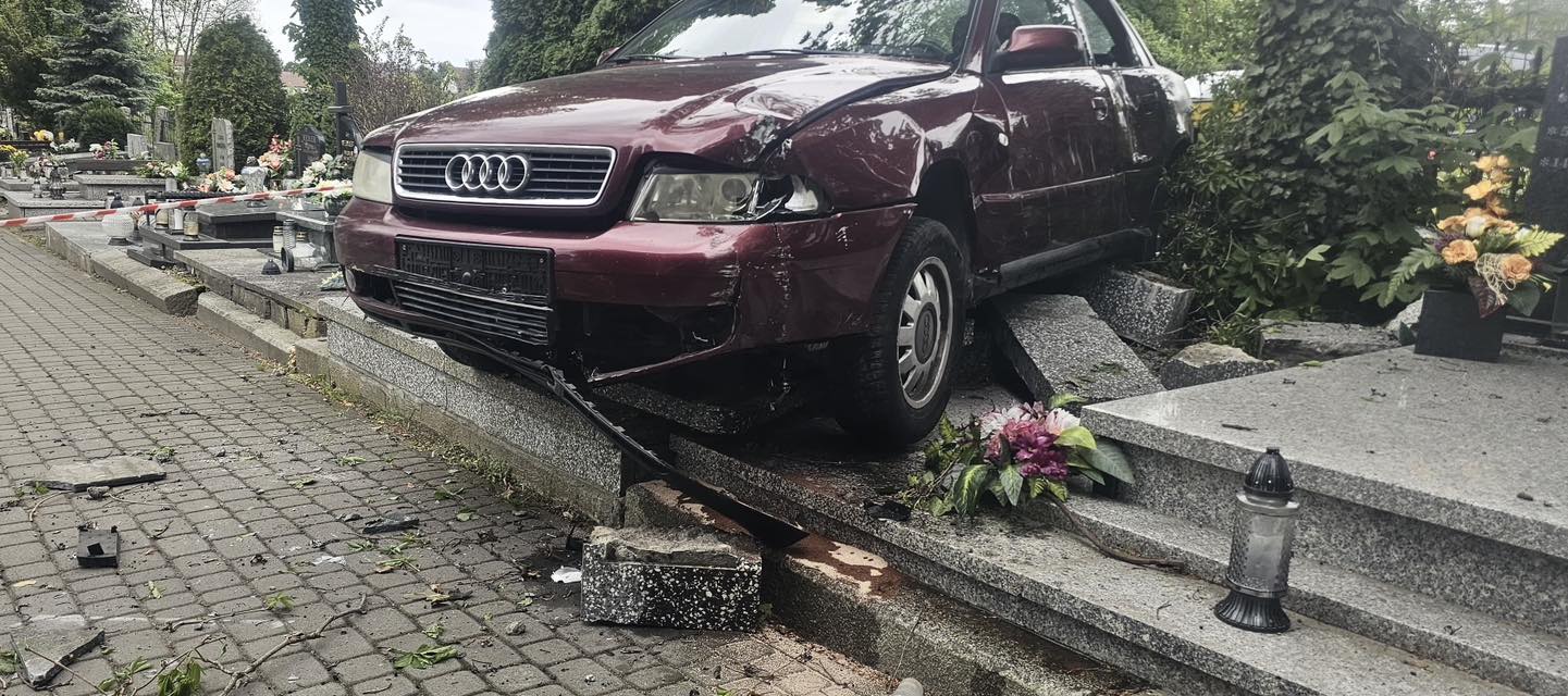 Wjechał autem prosto na cmentarz