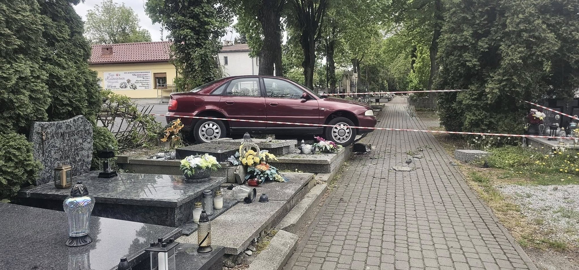 Wjechał autem prosto na cmentarz