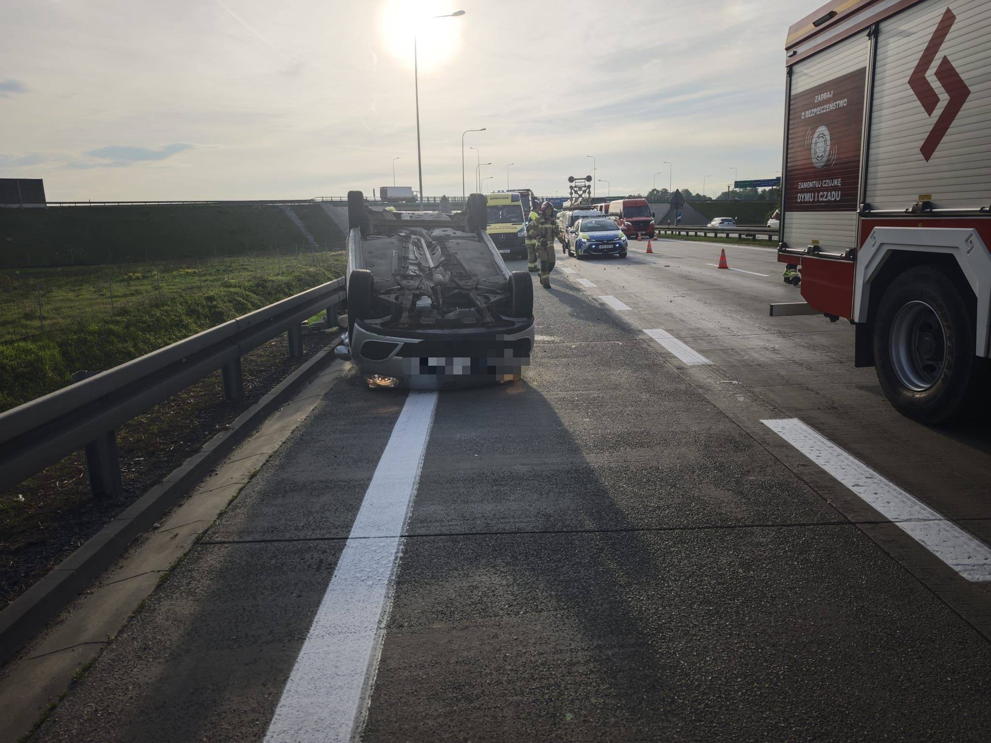 Kierowcy zagapili się na wypadek i sami doprowadzili do kolejnej kolizji