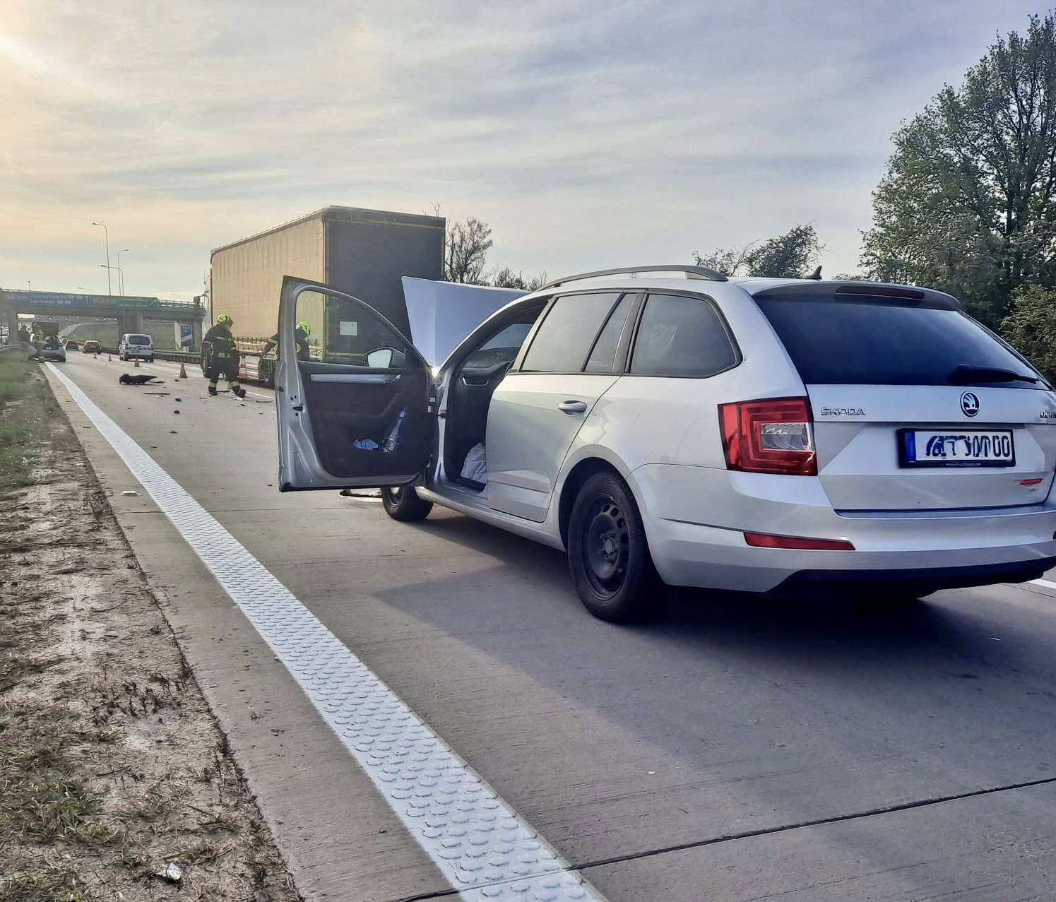 Kierowcy zagapili się na wypadek i sami doprowadzili do kolejnej kolizji