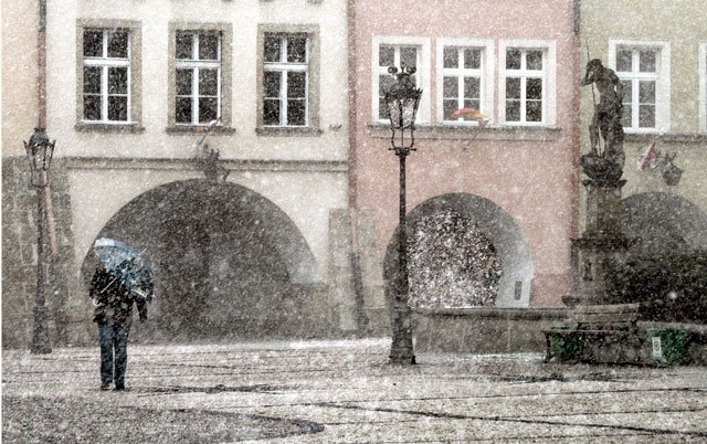 To nie grudzień, ale końcówka marca na jeleniogórskiej starówce. Przełom zimy i wiosny jest w tym roku wyjątkowo kapryśny.