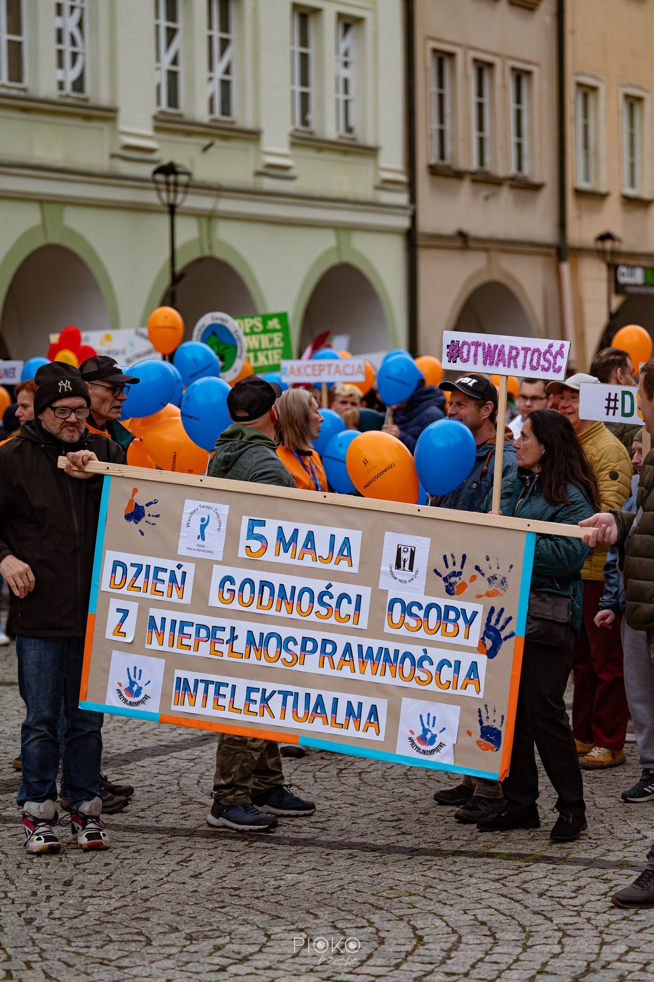 Dzień Godności w Jeleniej Górze – marsz, emocje i ważny społeczny przekaz